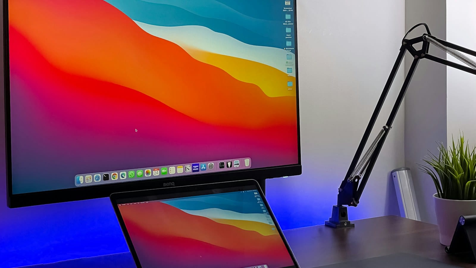 Laptop dan monitor untuk membandingkan kebutuhan perangkat kerja