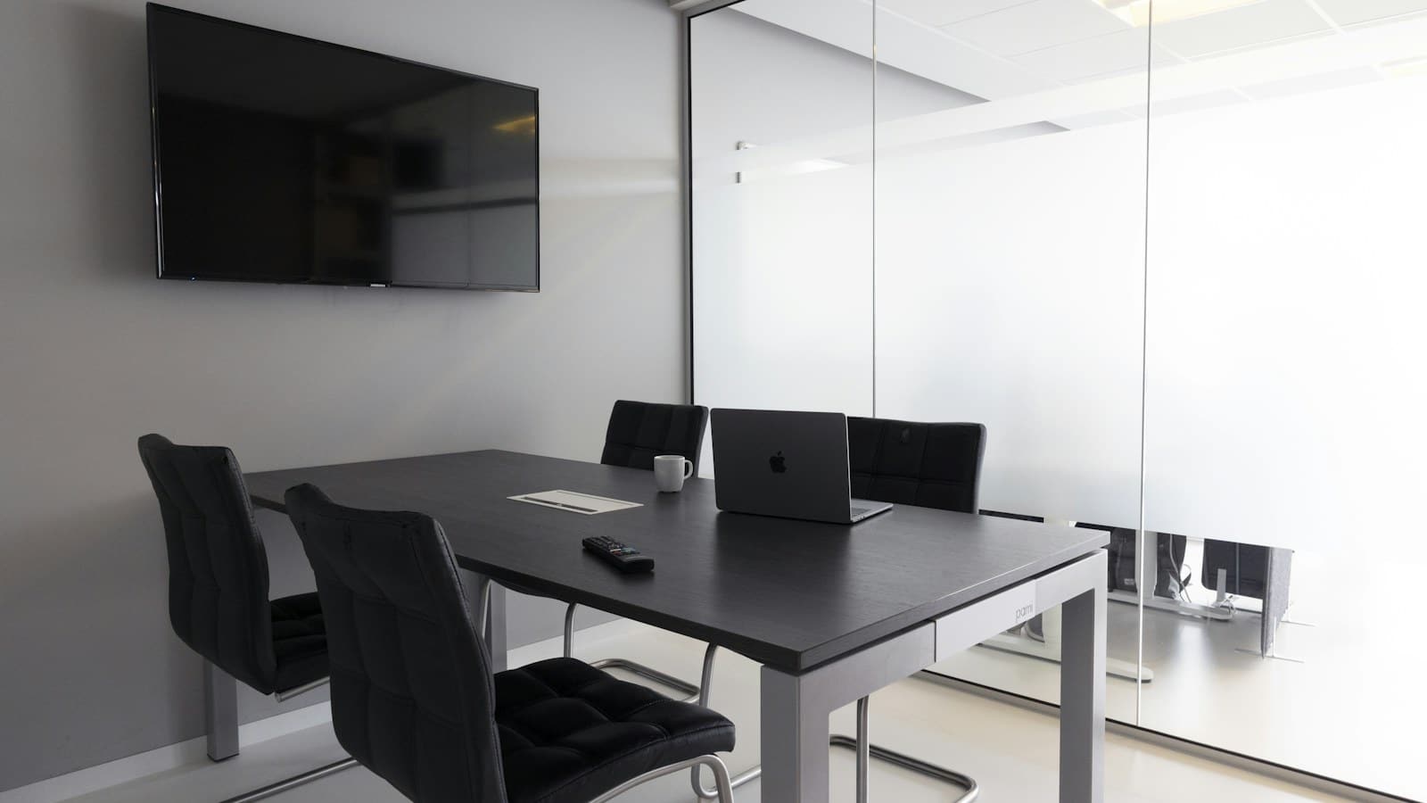 Ruang meeting dengan laptop dan layar presentasi