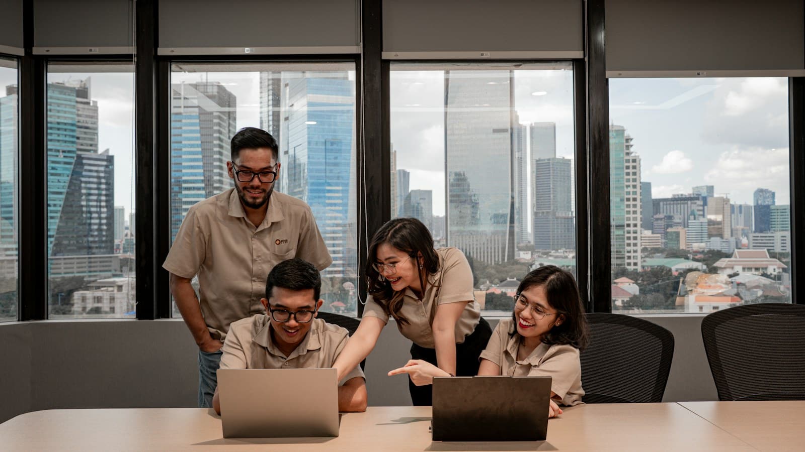 Tim kerja berkolaborasi menggunakan laptop
